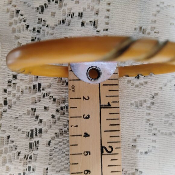 Carved bakelite bangle bracelet 1960s - Picture 6 of 6